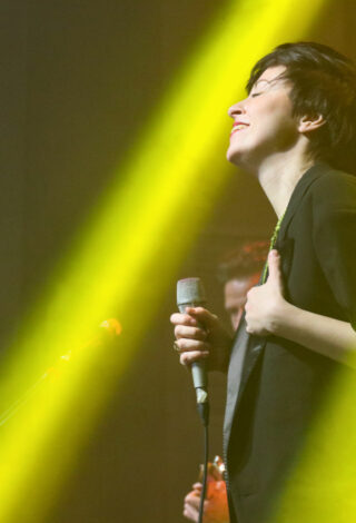 artystka uśmiecha się